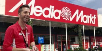 Empleado de MediaMarkt en tienda de Madrid con vacantes de trabajo para Black Friday.