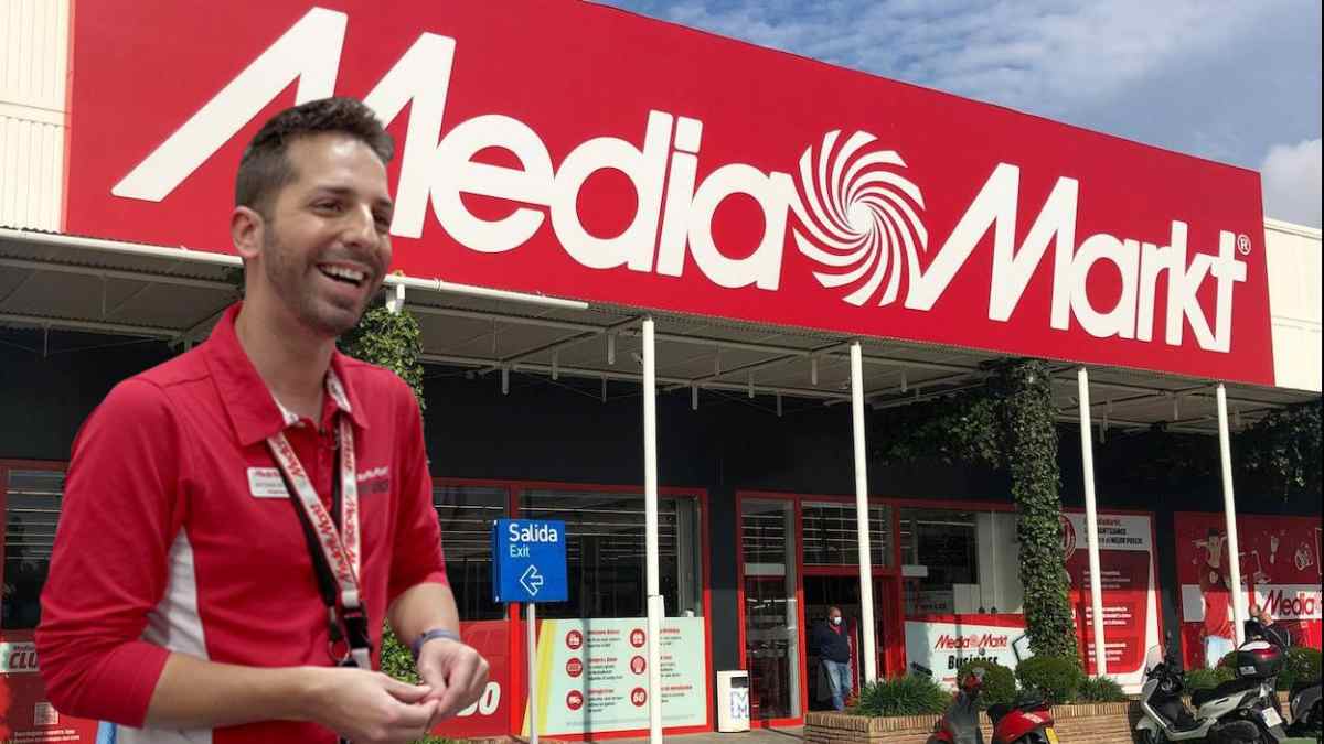 Empleado de MediaMarkt en tienda de Madrid con vacantes de trabajo para Black Friday.