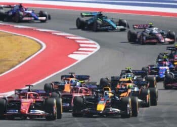 Coches de Fórmula 1 en carrera durante el Gran Premio de España 2026 en Madrid.
