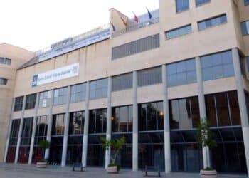Fachada del Centro Cultural Villa de Móstoles donde se realizan inscripciones de la Escuela de la Salud 2025-2026.