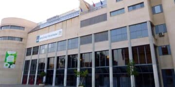 Fachada del Centro Cultural Villa de Móstoles donde se realizan inscripciones de la Escuela de la Salud 2025-2026.
