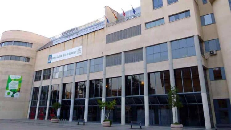 Fachada del Centro Cultural Villa de Móstoles donde se realizan inscripciones de la Escuela de la Salud 2025-2026.