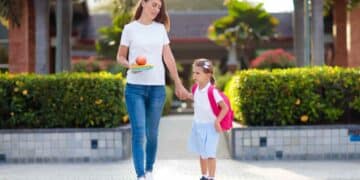 Madre recoge a su hija del colegio después de la jornada laboral.