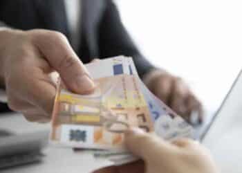 Pago de nómina en efectivo según Estatuto de los Trabajadores.