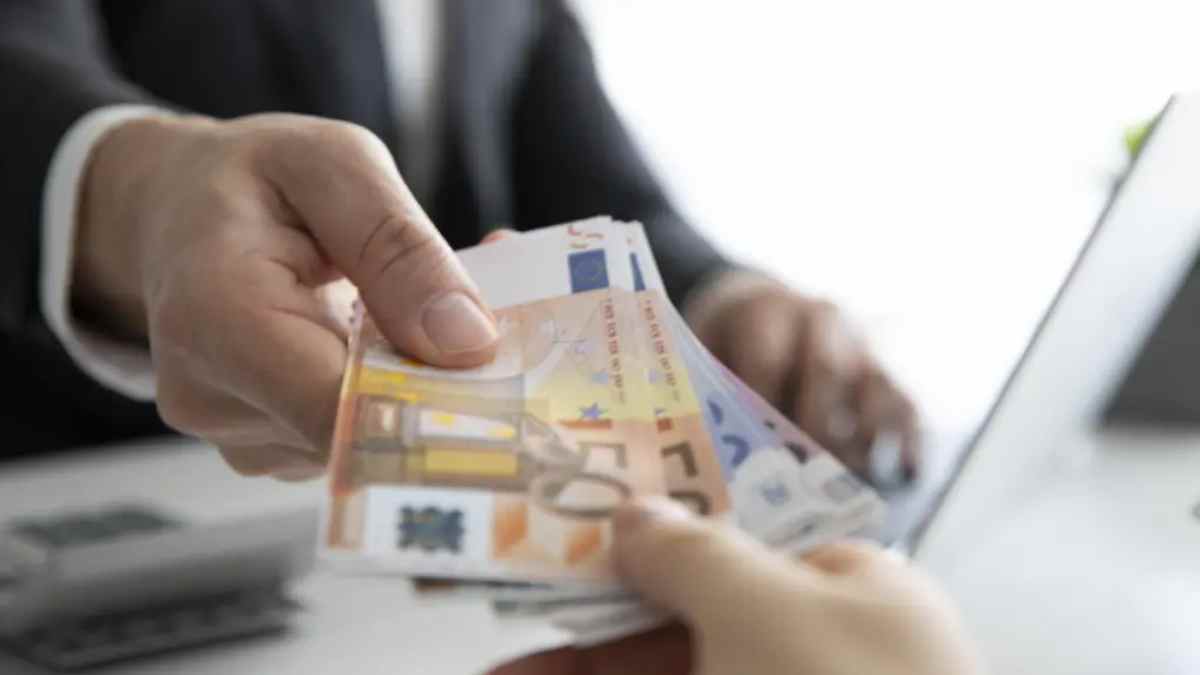 Pago de nómina en efectivo según Estatuto de los Trabajadores.