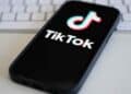 Móvil con TikTok como ejemplo de distracciones laborales en redes sociales.