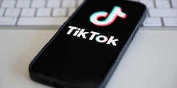 Móvil con TikTok como ejemplo de distracciones laborales en redes sociales.
