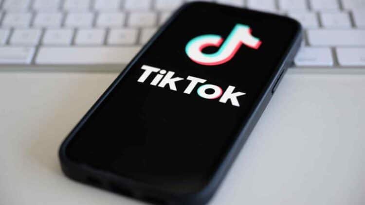 Móvil con TikTok como ejemplo de distracciones laborales en redes sociales.