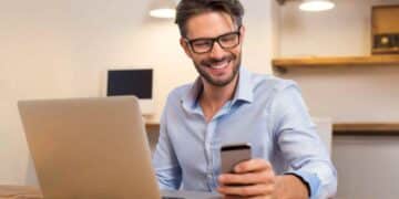 Trabajador usando el móvil en horario laboral según Estatuto de los Trabajadores.