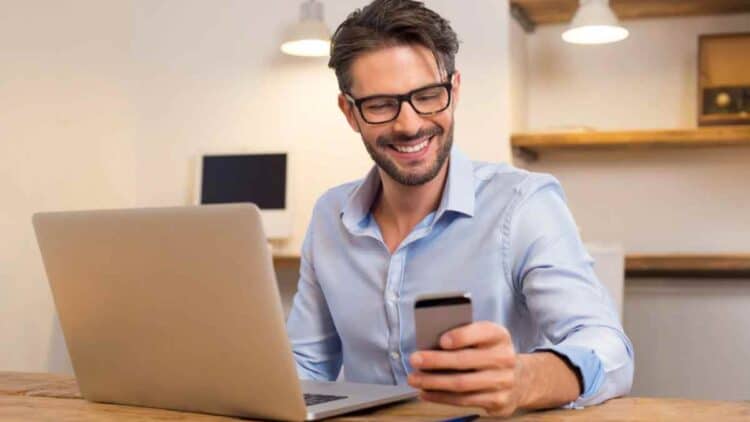Trabajador usando el móvil en horario laboral según Estatuto de los Trabajadores.