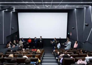 Estudiantes aprenden cine en salas dentro del programa Cine Escuela del Ministerio de Cultura.