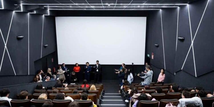 Estudiantes aprenden cine en salas dentro del programa Cine Escuela del Ministerio de Cultura.