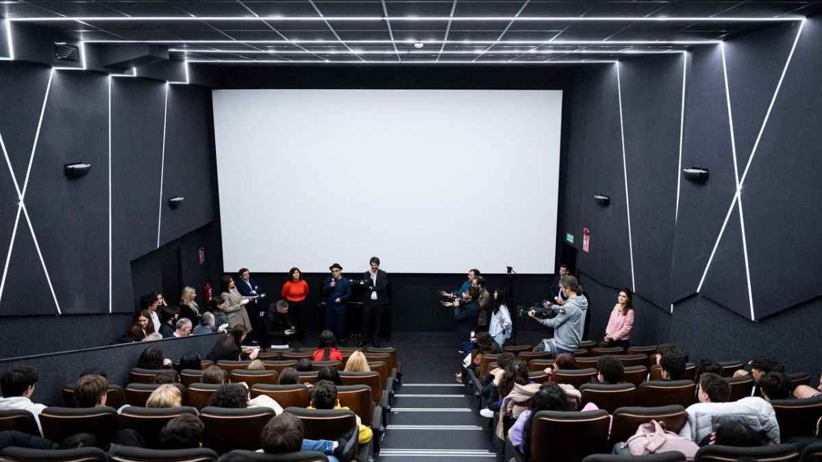 Estudiantes aprenden cine en salas dentro del programa Cine Escuela del Ministerio de Cultura.