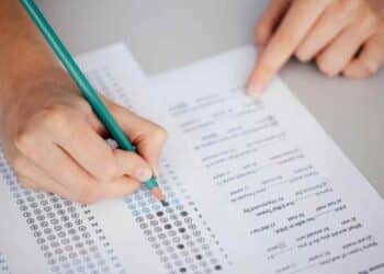 Persona realizando examen tipo test para obtener el carné de conducir en España 2025 2026.