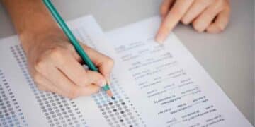 Persona realizando examen tipo test para obtener el carné de conducir en España 2025 2026.