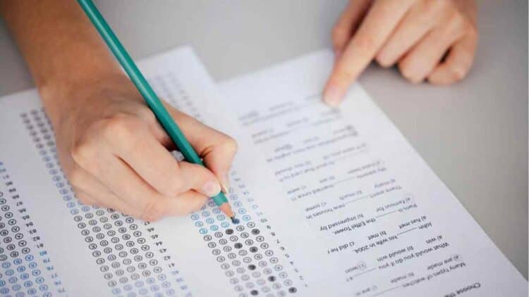 Persona realizando examen tipo test para obtener el carné de conducir en España 2025 2026.