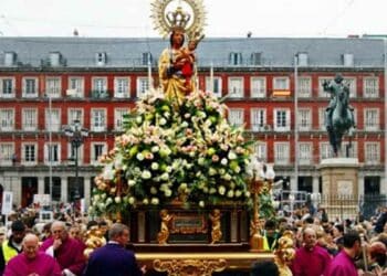 Procesión de la Virgen de la Almudena en la Plaza Mayor de Madrid 2025.