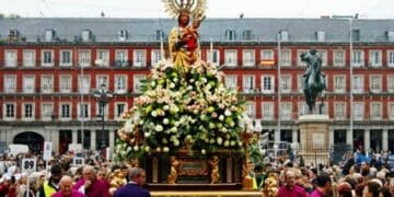Procesión de la Virgen de la Almudena en la Plaza Mayor de Madrid 2025.