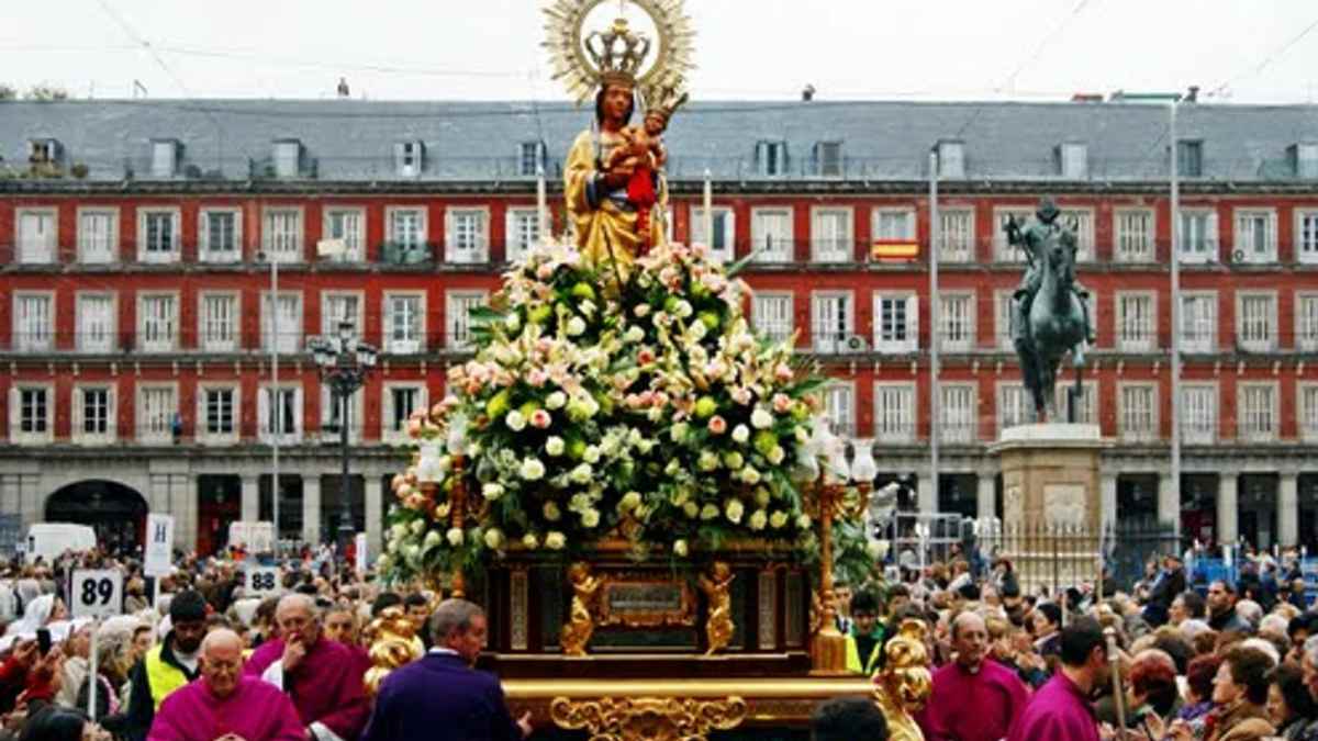 Procesión de la Virgen de la Almudena en la Plaza Mayor de Madrid 2025.