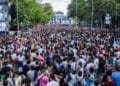 Multitud en las Fiestas de Barajas 2025 durante conciertos y pregón scout.