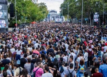 Multitud en las Fiestas de Barajas 2025 durante conciertos y pregón scout.