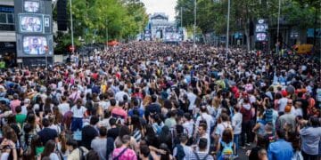 Multitud en las Fiestas de Barajas 2025 durante conciertos y pregón scout.