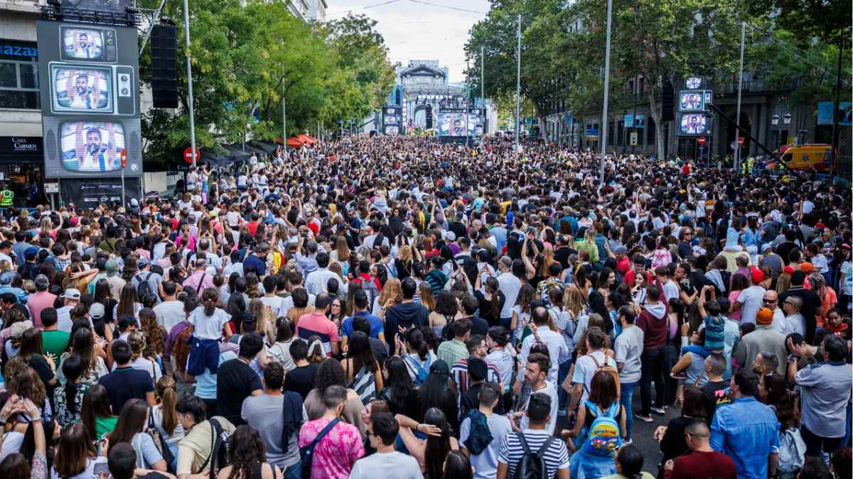 Multitud en las Fiestas de Barajas 2025 durante conciertos y pregón scout.