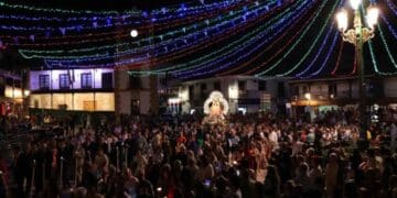 Fiestas de Ciempozuelos 2025 con procesión de la Virgen del Consuelo y plaza iluminada en septiembre.