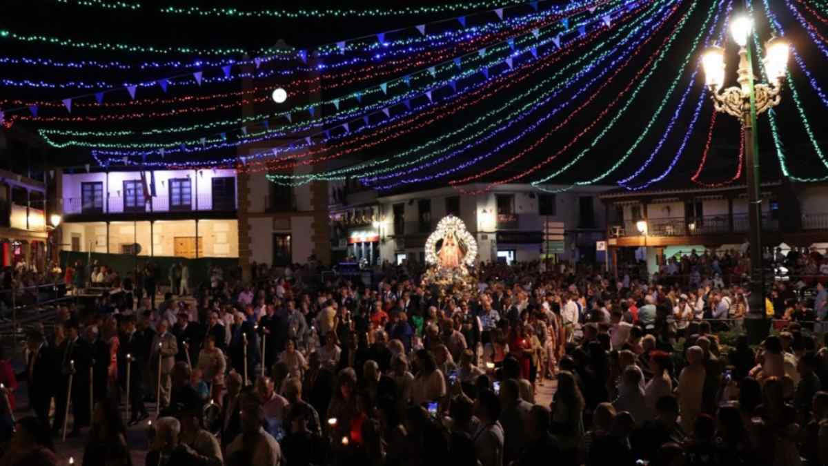 Fiestas de Ciempozuelos 2025 con procesión de la Virgen del Consuelo y plaza iluminada en septiembre.