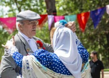 Pareja bailando chotis en las Fiestas de La Ventilla 2025 en Tetuán.