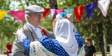 Pareja bailando chotis en las Fiestas de La Ventilla 2025 en Tetuán.