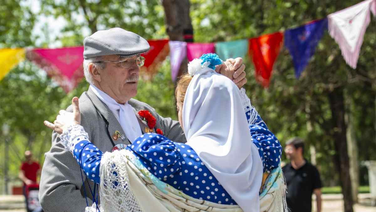 Pareja bailando chotis en las Fiestas de La Ventilla 2025 en Tetuán.