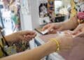 Pago en efectivo con billete de 10 euros en comercio en España.