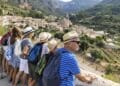 Turistas mayores en viaje del Imserso 2025-2026 con Ávoris entre costa e interior.