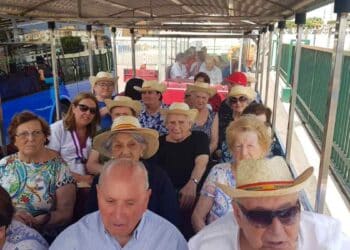 Jubilados viajando con el programa IMSERSO 2025-2026 en sus vacaciones.