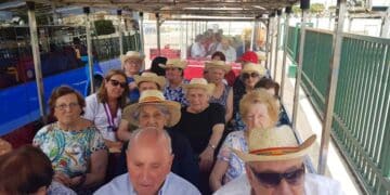 Jubilados viajando con el programa IMSERSO 2025-2026 en sus vacaciones.