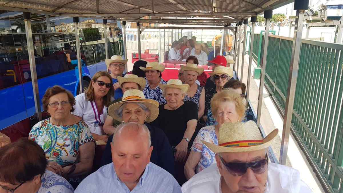 Jubilados viajando con el programa IMSERSO 2025-2026 en sus vacaciones.