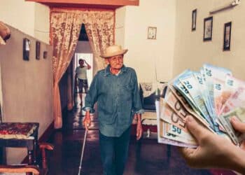 Pensionista mayor recibe complemento de 525 euros del IMSERSO para ayuda al alquiler.