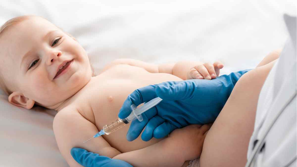 Bebé recibiendo inmunización contra el virus respiratorio sincitial VRS en Madrid 2025.