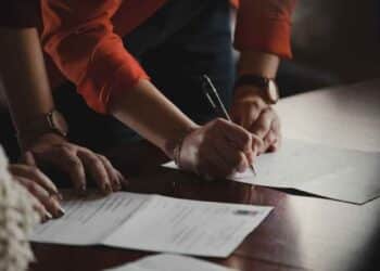 Firma de contrato de alquiler protegido por la Ley de Arrendamientos Urbanos.