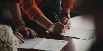 Firma de contrato de alquiler protegido por la Ley de Arrendamientos Urbanos.