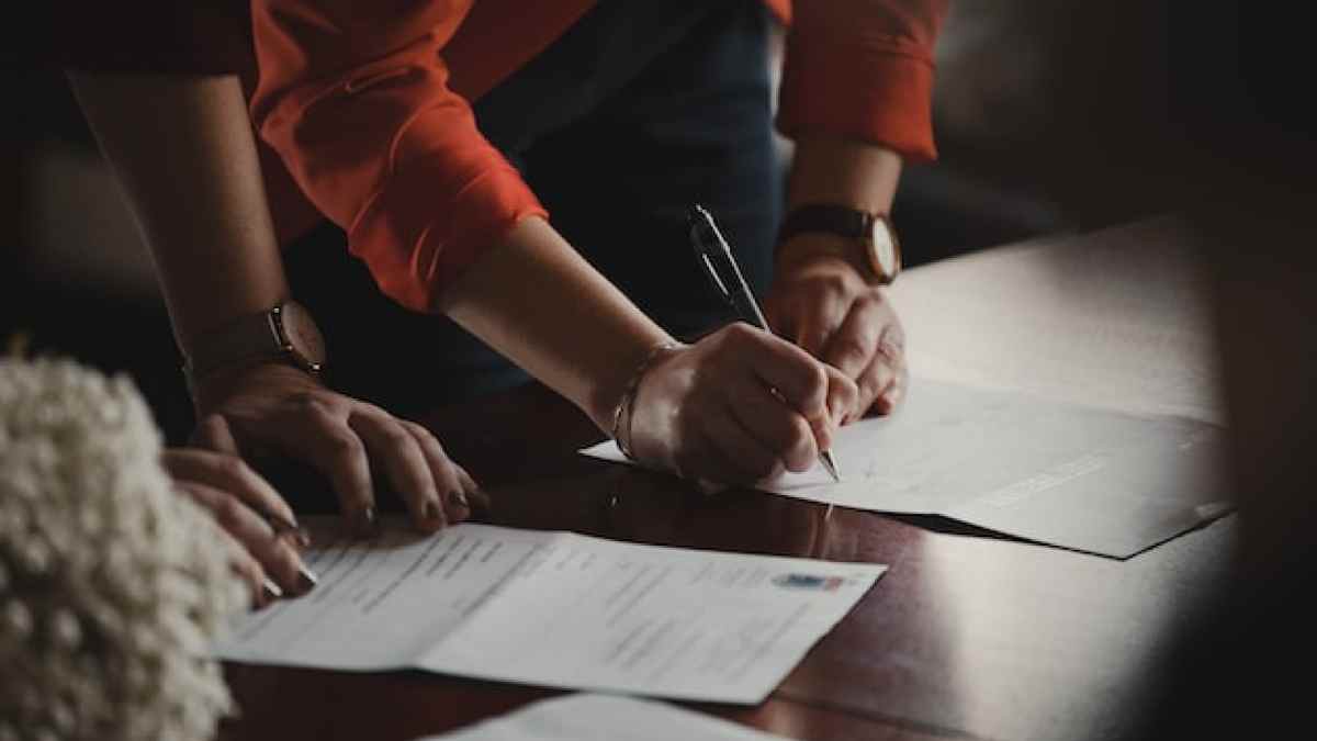 Firma de contrato de alquiler protegido por la Ley de Arrendamientos Urbanos.