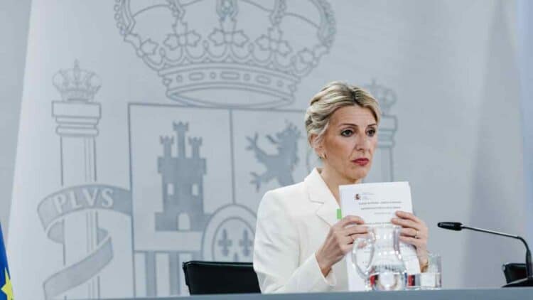 Ministra de Trabajo anuncia la nueva jornada laboral en España de 37,5 horas.