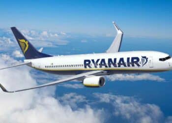 Avión de Ryanair tras sentencia que obliga a indemnizar a un pasajero por vuelo desviado en Madrid.
