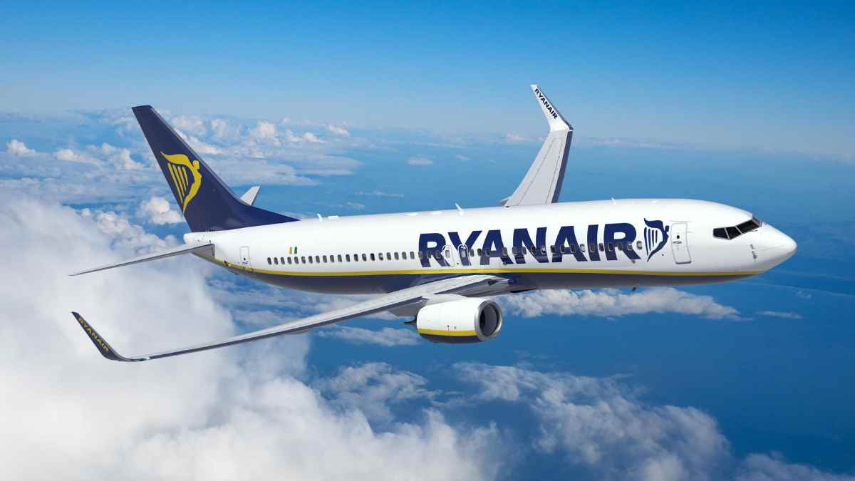 Avión de Ryanair tras sentencia que obliga a indemnizar a un pasajero por vuelo desviado en Madrid.