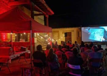 Proyección de cine al aire libre en un pueblo de Madrid dentro del plan de la Comunidad con descuentos para jóvenes y jubilados.