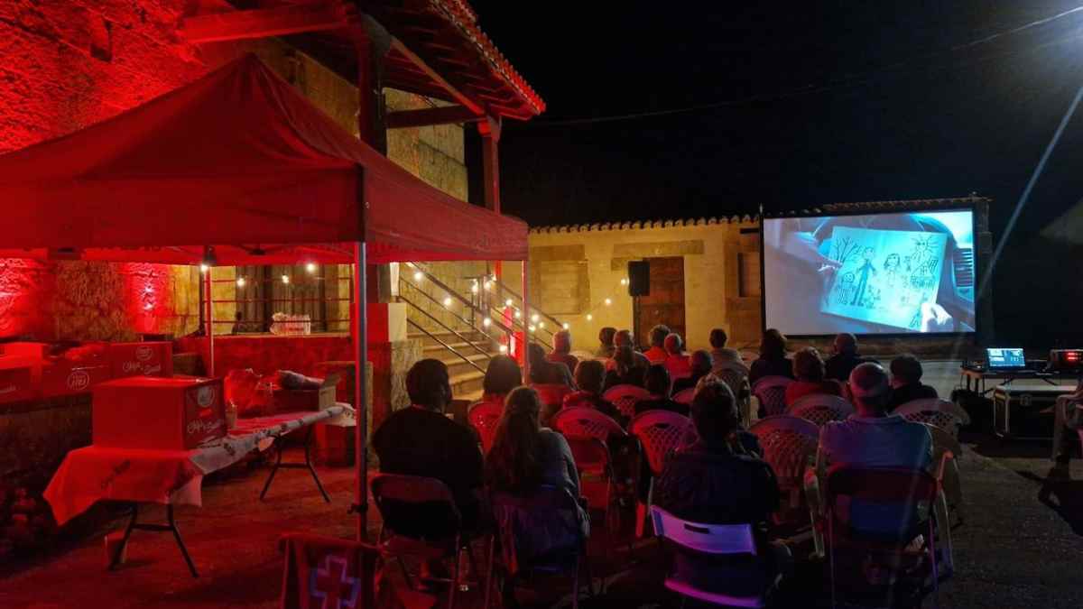 Proyección de cine al aire libre en un pueblo de Madrid dentro del plan de la Comunidad con descuentos para jóvenes y jubilados.