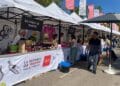 Puestos de La Despensa de Madrid en San Sebastián de los Reyes con productos locales y sello de calidad.