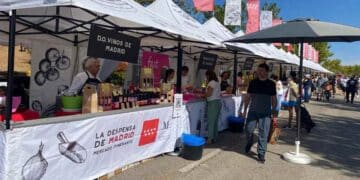 Puestos de La Despensa de Madrid en San Sebastián de los Reyes con productos locales y sello de calidad.