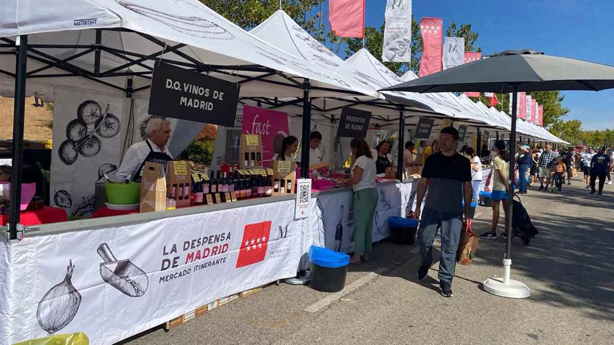 Puestos de La Despensa de Madrid en San Sebastián de los Reyes con productos locales y sello de calidad.